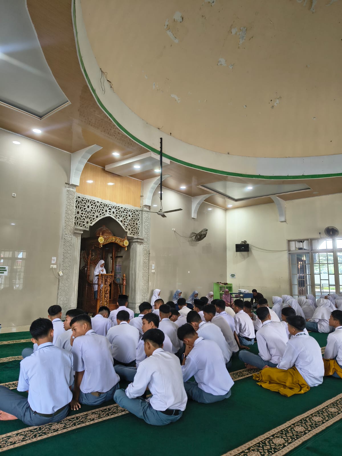 Dosen Program Studi Bahasa Inggris untuk Komunikasi Bisnis dan Profesional (BINGPRO) PPNP Gelar Pengabdian Mandiri di Pondok Pesantren Modern Al Kautsar Muhammadiyah Sarilamak